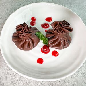 Шоколадные хинкали с вишней