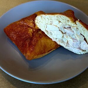 Пирожок с курицей и грибами