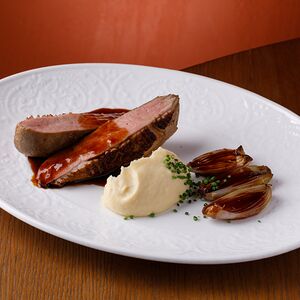 Утиная грудка с пюре из корня сельдерея и луком-шалот