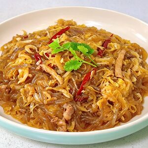 Жареная рисовая лапша с квашеной капустой 