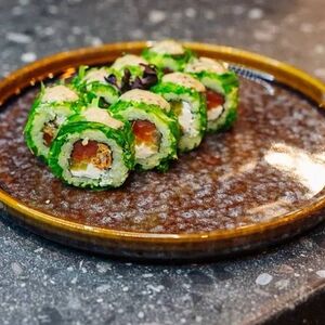 Ролл с форелью и чукой