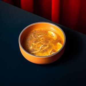 Куриный бульон с лапшой и зеленью и яйцом