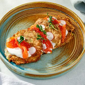 Оладьи из цукини с лососем и красной икрой