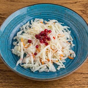 Салат из капусты с морковью и клюквой