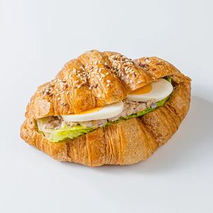 Круассан с тунцом