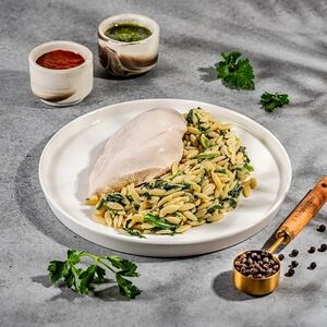 Куриное филе на пару и орзо со шпинатом