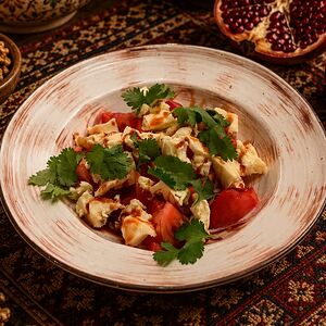 Салат с розовыми томатами и сыром сулугуни