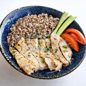 Каша гречневая с куриным филе и свежими овощами
