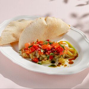 Пряный баклажан с тартаром из спелых томатов