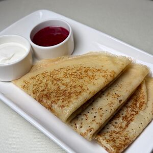 Блины со сметаной и клубничным джемом