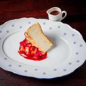 Баскский чизкейк Нью-Йорк с клубничным конфи и шоколадом