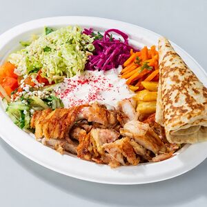 Мини-шаверма на тарелке с курицей