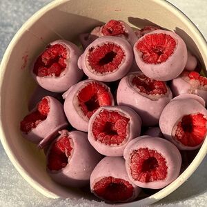 Замороженная малина в шоколаде с голубикой