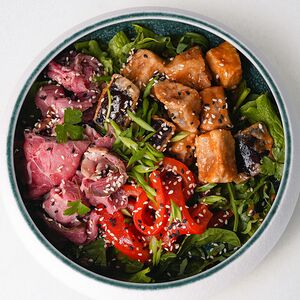 Салат с жареным баклажаном, говядиной  и печёным перцем