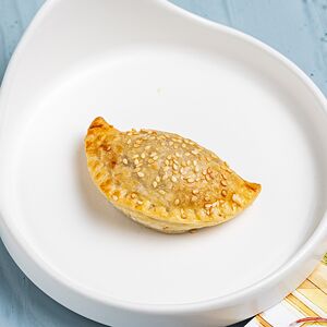 Запечённый пирожок с курицей, говядиной и кунжутом