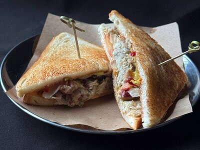 Тост со рваной курицей