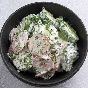 Салат «Двойной Деревенский с редисом и огурцом в сметане»