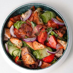 Тосканский овощной салат с курицей и панчеттой