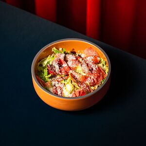 Свежий салат с вяленым мясом и клубникой