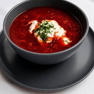 Борщ украинский с курицей и сметаной