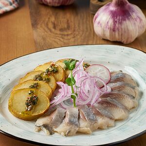 Сельдь слабосоленая с картофелем и луком