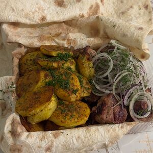 Картофель на мангале с чесноком и зеленью