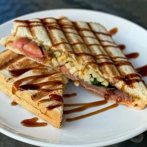 Сэндвич с курицей и соусом Цезарь