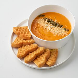 Тыквенный суп с пармезаном и вафлей