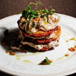 Драники со рваной говядиной и соусом из вешенок