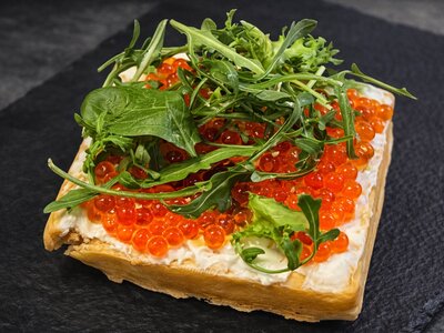Вафля бельгийская с творожным сыром и Вегги красной икрой