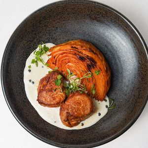 Медальоны из свиной вырезки, со стейком из капусты и соусом из зелёного перца