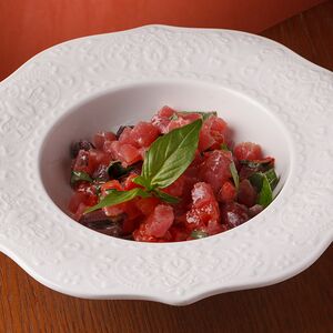 Тартар из тунца с каперсами и оливками Каламата