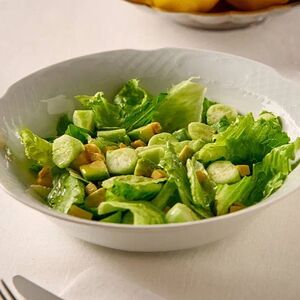 Зеленый салат с авокадо и оливками