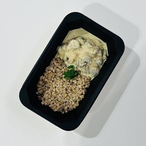 Куриные сердечки с перловой кашей