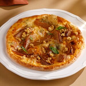 Хачапури с горгонзолой и грушей