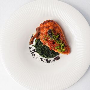 Филе куриной грудки на подушке из шпината с вялеными томатами и сырным соусом