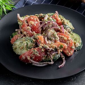 Салат по-грузински с сыром и орехами