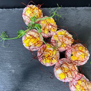 Ролл с креветкой и манго 