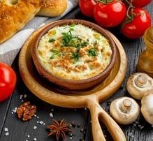 Жюльен из куриной грудки с грибами на картофельном пюре