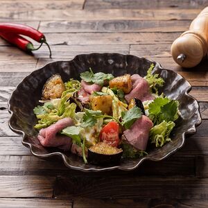 Салат с ростбифом, страчателой и хрустящими баклажанами 