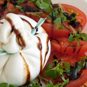 Буррата с помидорами
