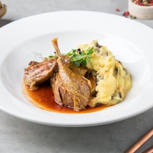 Утиная ножка с картофельным пюре с черносливом