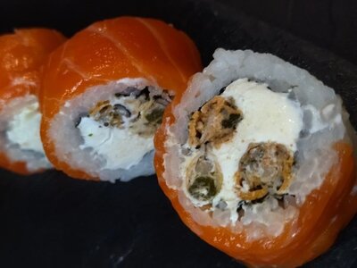 Ролл Филадельфия с мидиями