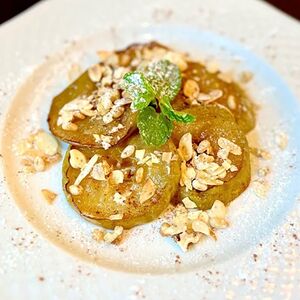 Печеное яблоко с медом и орехами 