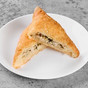 Пирожок, жаренный с курицей и луком