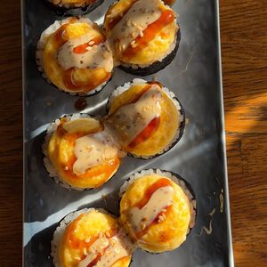 Запечённый ролл с тунцом и креветкой