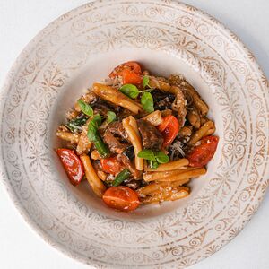 Казаречче со рваной говядиной, грибами шиитаке, стручковой фасолью и помидорами черри