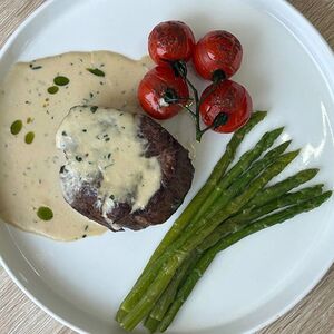 Телятина с перечным соусом и спаржей