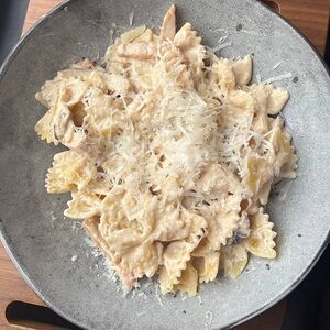 Фарфалле с курицей и грибами