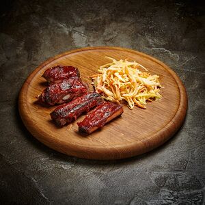 Ребра свиные с домашним BBQ и салатом коул слоу